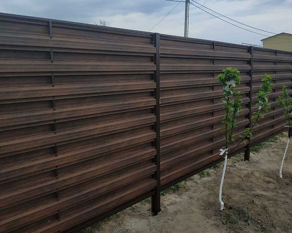 Забор из евроштакетника горизонтальный шахматка под дерево